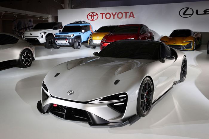 Lexus Electrified Sport bersama mobil-mobil konsep Toyota dan Lexus lainnya.