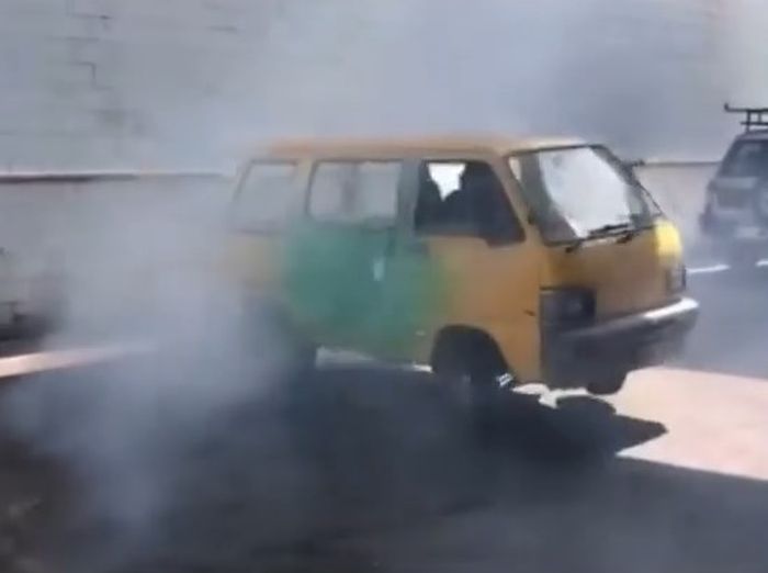 Daihatsu Zebra yang nge-drift sambil lompat-lompat.