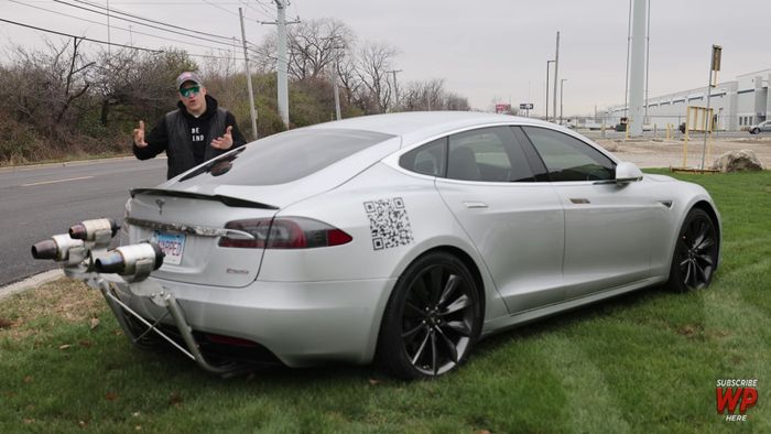 Tampak dekat Tesla Model S yang dipasangkan tiga mesin jet di bagian belakangnya.