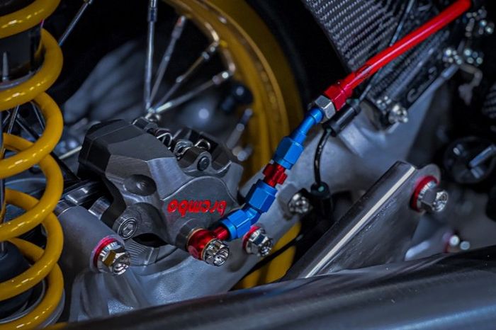 Rem belakang memakai kaliper Brembo