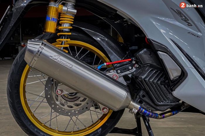 Suspensi belakang pakai Ohlins dan mesinnya dipasangi exhaust system LeoVince 4Road