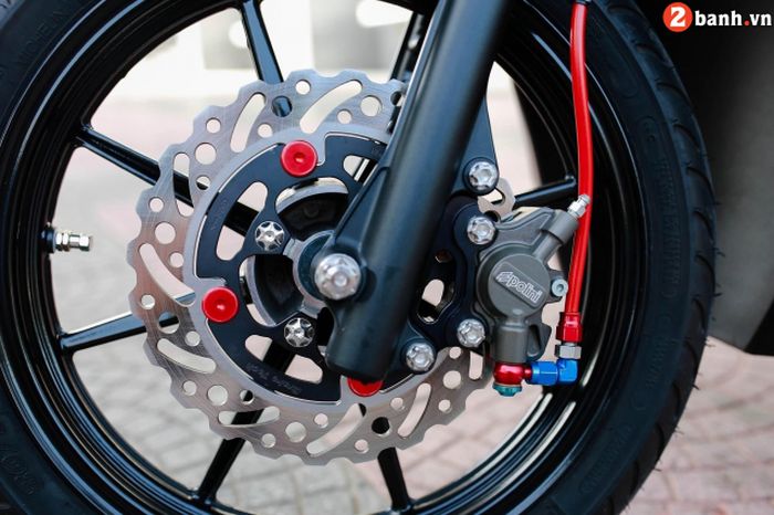 Kaki depannya mendapatkan pelek RCB dan pengereman apik