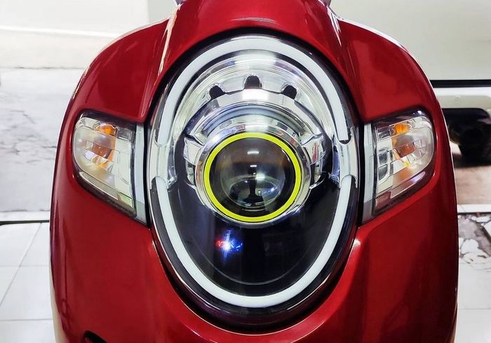 Honda Scoopy FI dengan headlamp custom retrofit LED projektor
