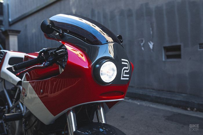 Di bagian depan dipasang fairing kustom bernuansa lawas