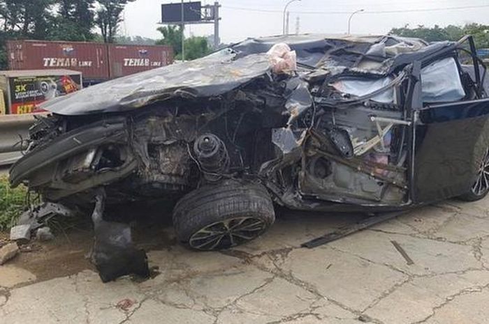 kondisi kendaraan yang ditumpangi Laura Anna dan Gaga Muhammad pasca kecelakaan 