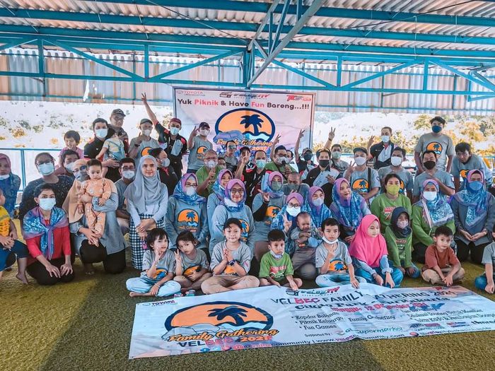 Para anggota Veloz Community Bekasi Chapter (Velozity Velbec) beserta keluarga saat menggelar Family Gathering di Purwakarta pada Minggu (12/12/2021)