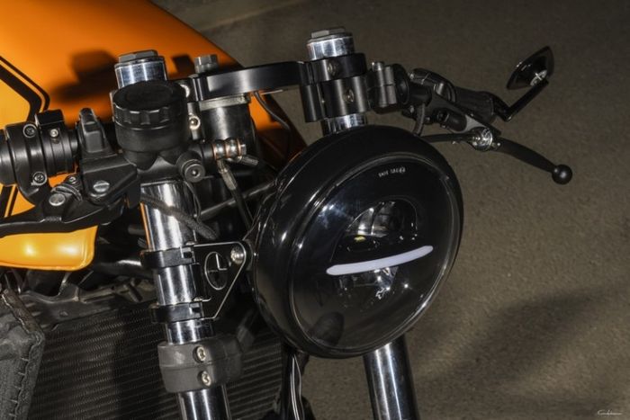 Area kokpit dibuat dibuat minimalis dan memakai part-part Motogadget