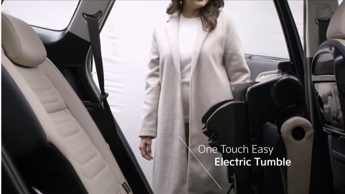Salah satu fitur praktis Kia Carens yakni One Touch Easy Tumble elektris.