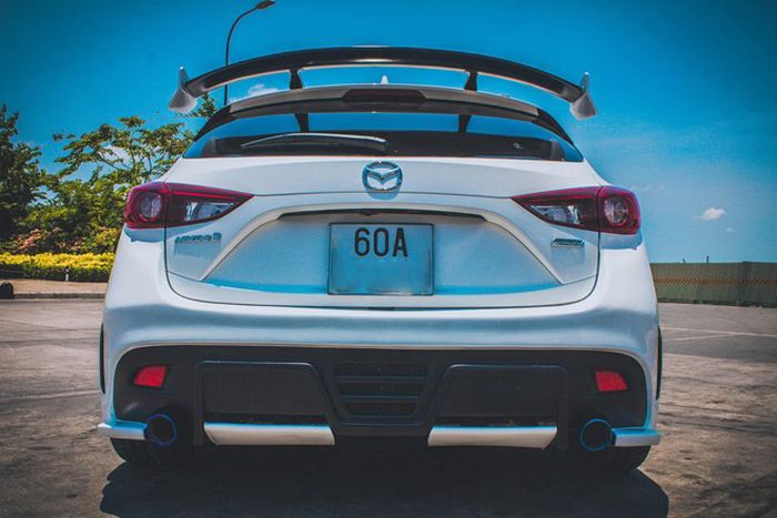 Tampilan belakang modifikasi Mazda3 yang dikemas agresif