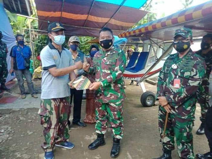 Suyanto, pembuat pesawat dari desa Lakbok dikunjungi Kapuspotdirga derta Danlanud Wiriadinata.