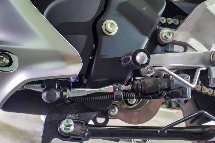Quick shifter pada All New Yamaha R15M bisa dipakai R15 dengan biaya Rp 525 ribu. 