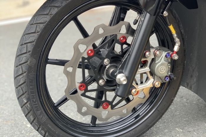 Pelek pakai RCB dan pengereman diupgrade dengan kaliper Brembo