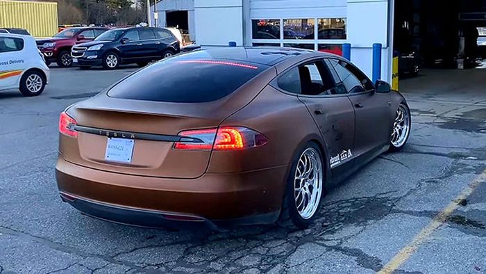 Modifikasi Tesla Model S bermesin V8 hadir dalam balutan warna cokelat