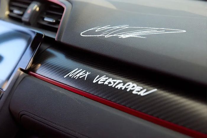 Honda Civic Type R Max Verstappen dibubuhi tanda tangan