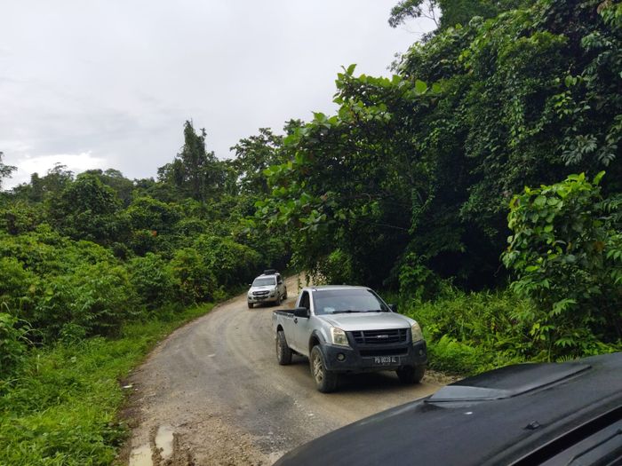 Pikap kabin ganda jadi andalan menerjang medan berat