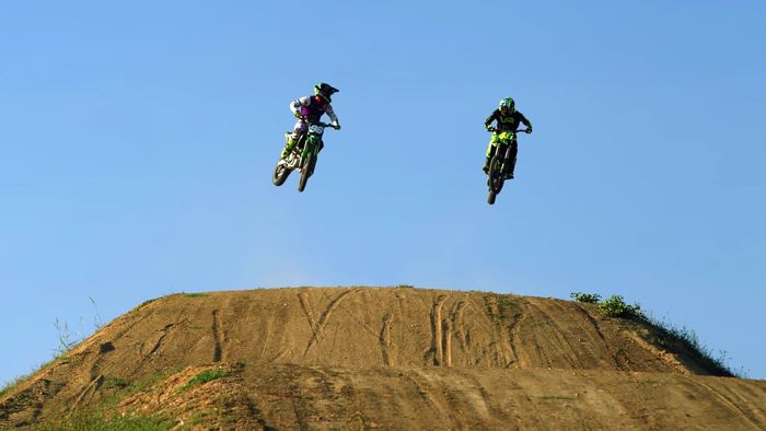 Axell Hodges (kiri) dan Valenitno Rossi (kanan) beraksi di udara.