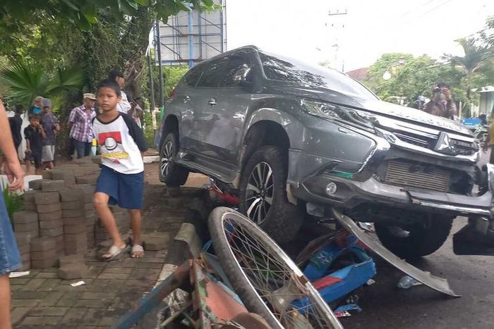 Kondisi saat empat becak digilas Mitsubishi Pajero Sport di Palembang, Sumatera Selatan