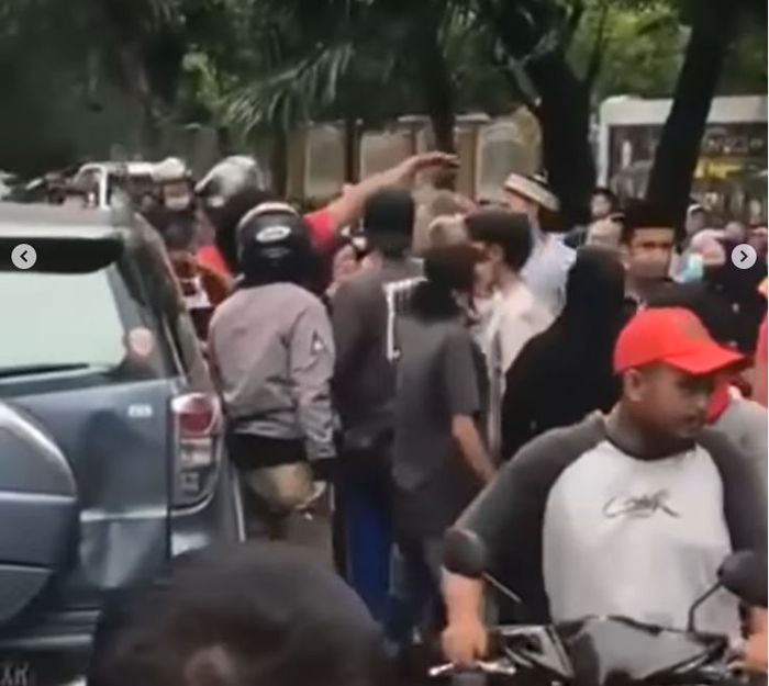 Video rekaman pengiring jenazah pukuli Toyota Rush dan keroyok pengemudi di Tallom, Makassar