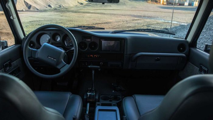 Tampilan kabin restomod Toyota Land Cruiser FJ62 dikemas lebih kekinian