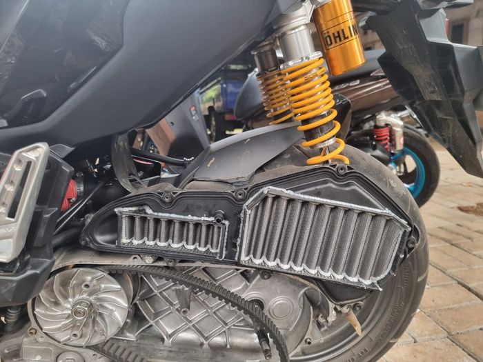 Filter udara standar namun dicustom agar asupan udara lebih kaya tanpa open filter