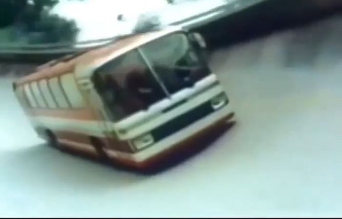 Uji kestabilan sasis Mercedes-Benz O303.