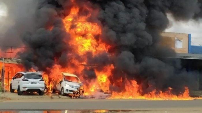 Detik-detik kebakaran hebat toko sembako dan Pertamini yang ikut menghanguskan Xpander, Avanza dan L300 di Barong Tongkok, Sendawat, Kutai Barat, Kaltim