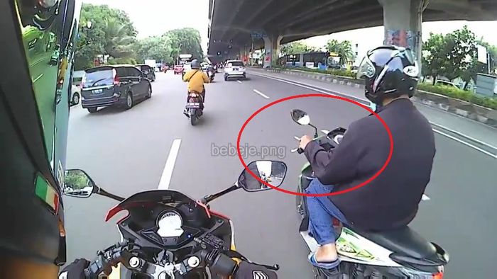 Cuplikan video pengendara Honda BeAT yang merokok sambil berkendara dapat teguran lucu.