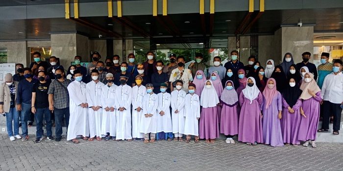 Acara silahturahmi Pegadaian Vespa Community juga diisi dengan santunan untuk anak yatim dan pemberian bantuan untuk janda lanjut usia (lansia).