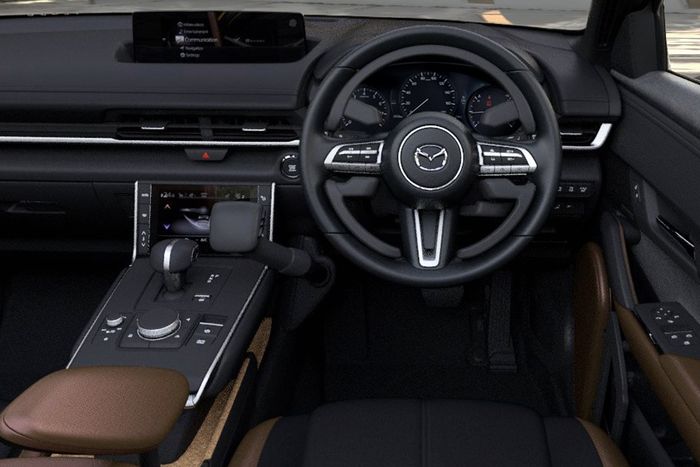 Interior Mazda MX-30 SeDV dengan ring akselerator, tuas rem, dan komponen ramah penyandang disabilitas lainnya.