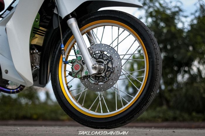 Kaki-kakinya mendapat pelek jari-jari dan pengereman istimewa