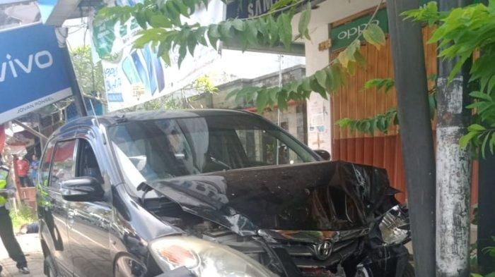 Kondisi Toyota Avanza usai tabrak 3 orang yang sedang duduk di trotoar