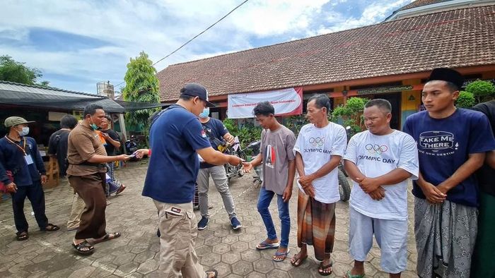 Velozity East Java Chapter (VEJC) menyerahkan bantuan kepada warga terdampak erupsi Gunung Semeru