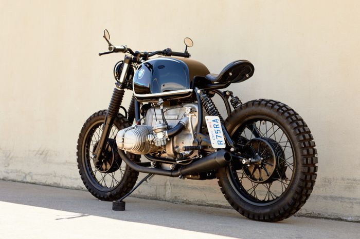 Kaki-kaki masih cukup standar tapi rodanya pakai model dual-purpose