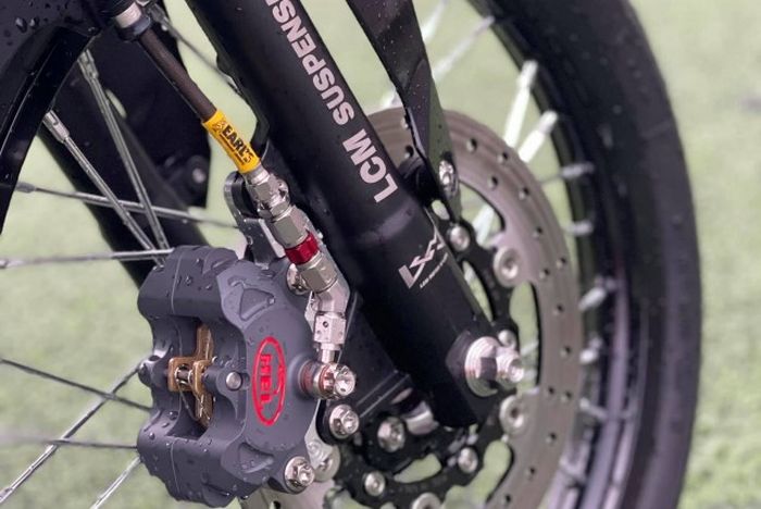 Garpu depan pakai LCM Suspension, pelek model jari-jari dan pengereman berkaliper Hel