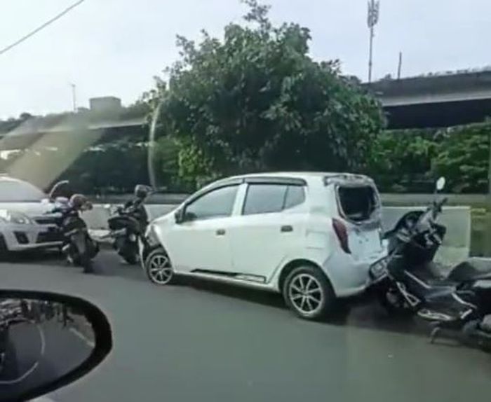 Kondisi Daihatsu Ayla yang terlibat tabrakan beruntun di JL RE Martadinata, Tanjung Priok, Jakarta Utara