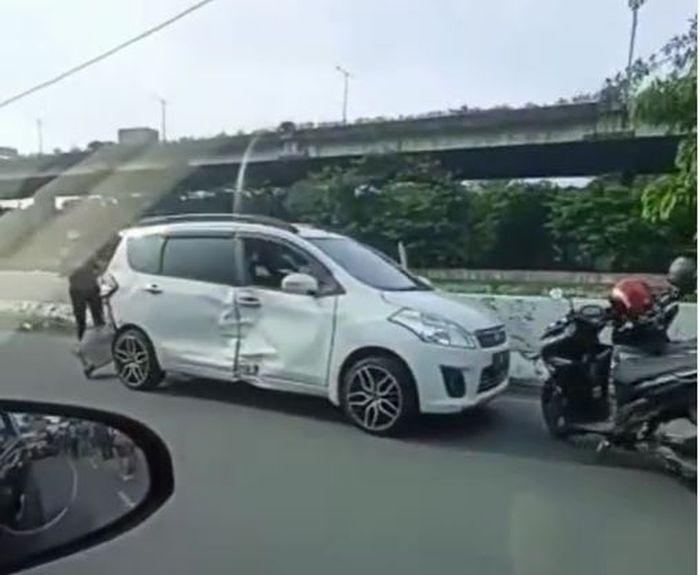 Kondisi Suzuki Ertiga yang terlibat tabrakan beruntun di Jl RE Martadinata, Tanjung Priok, Jakarta Utara