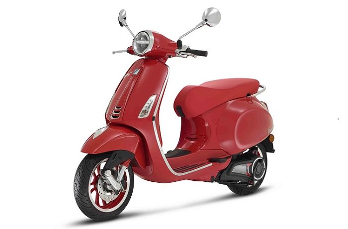 Meluncur motor baru Vespa Elettrica RED pakai warna merah darah, ini makna dibalik warnanya.