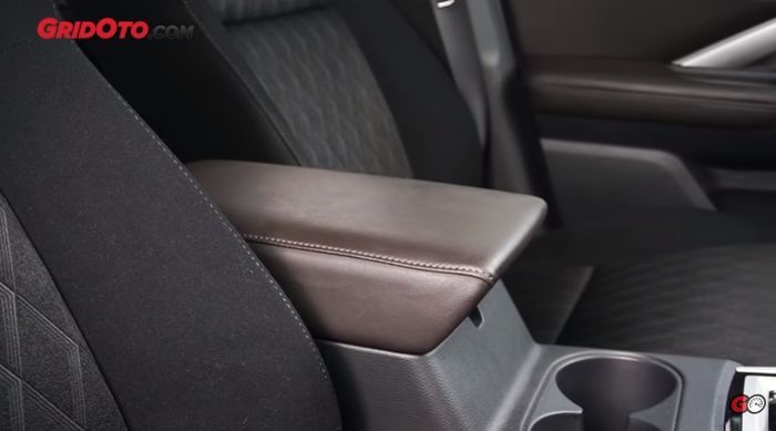 Konsol tengah Mitsubishi Xpander Sport juga berfungsi sebagai arm rest