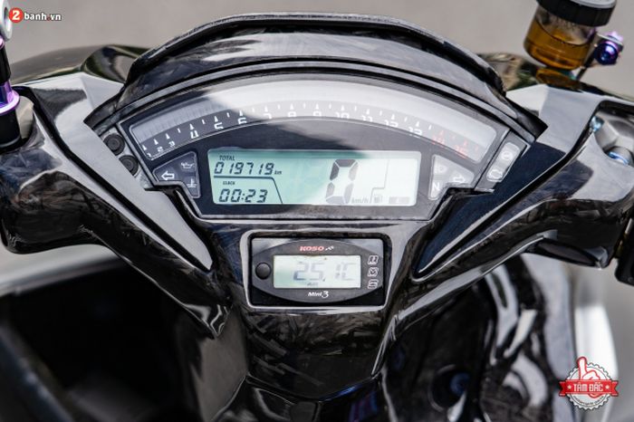 Panel speedometer diganti dengan model digital ala Kawasaki ZX-10R