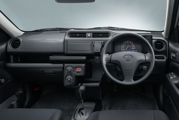 Interior Toyota Probox GX yang sangat simpel.
