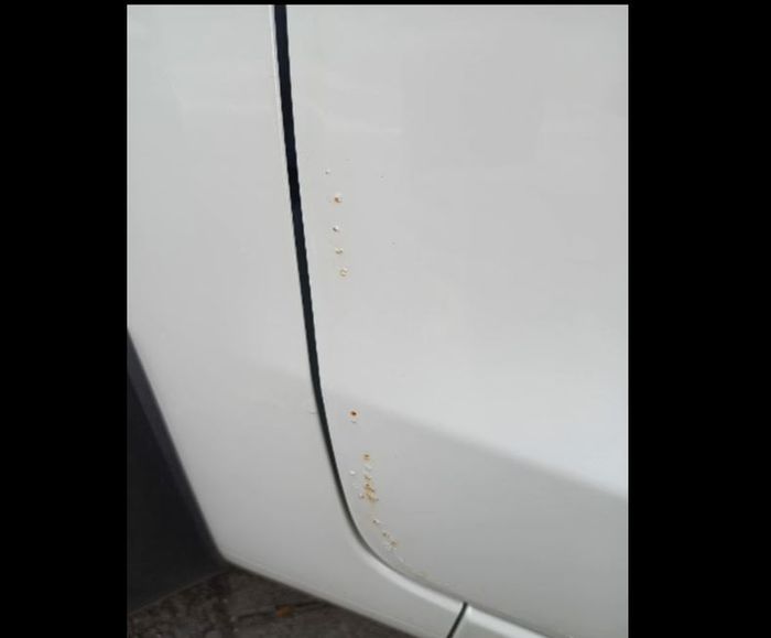 Salah satu titik karat yang ada di bagian bodi All New Suzuki Ertiga GX milik Rifky.