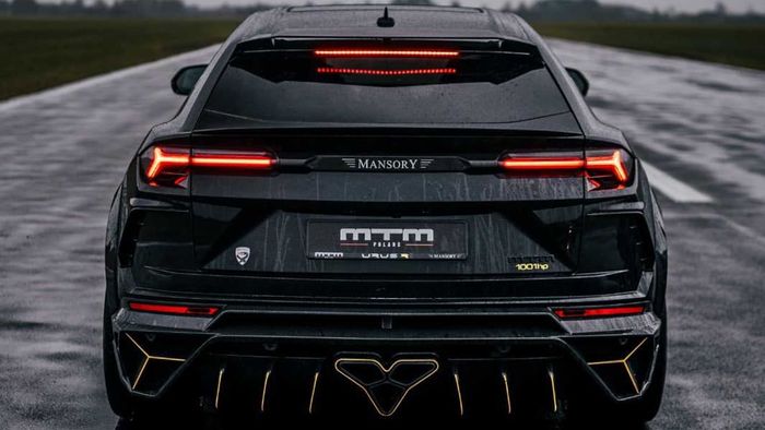 Tampilan belakang modifikasi Lamborghini Urus bertampang sangar