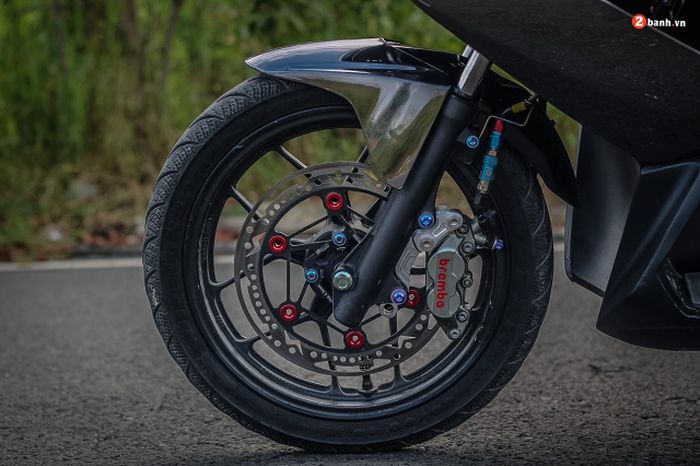 Kakinya dipasangi pelek Vario dan pengereman berkaliper Brembo