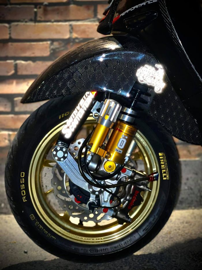 Kaki depannya mendapat upgrade dengan nuansa emas