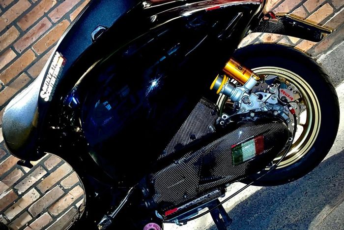 Suspensi belakang juga diganti dengan shock Ohlins