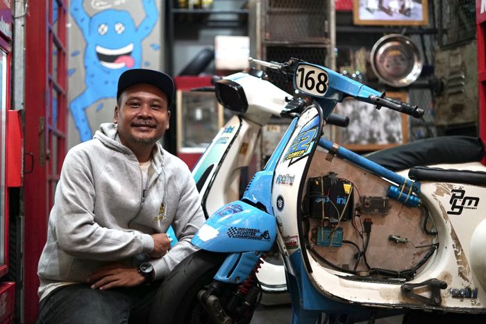 Dennil Sagita, owner workshop dan bengkel Scooter VIP,Perbaikan Vespa matic karena kebanjiran tahun ini by qouta.
