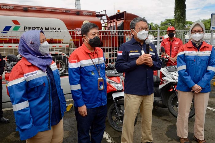 Kunjungan Menteri Energi dan Sumber Daya Mineral (Menteri ESDM), Arifin Tasrif meninjau stok BBM di TBBM Padalarang, Bandung, Jawa Barat.