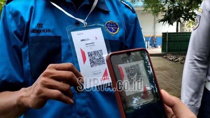 Proses pembayaran tarif parkir elektronik.