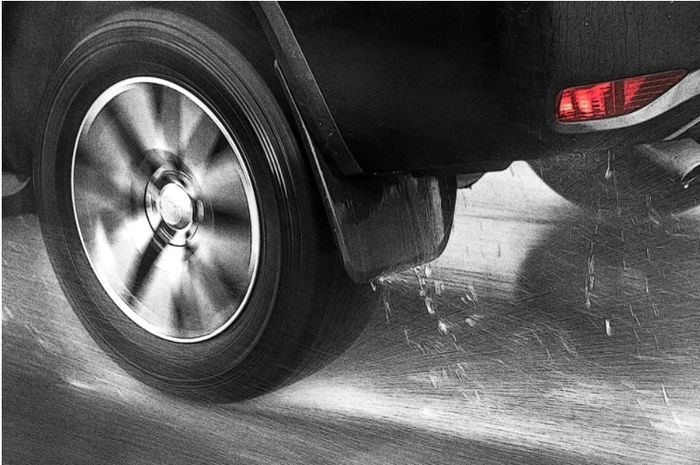 Cek kondisi ban mobil supaya siap melewati jalan basah saat musim hujan