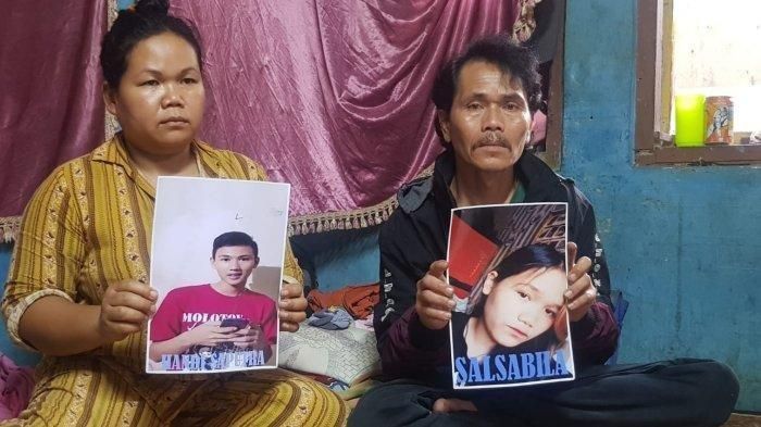 Orang tua menunjukan foto Salsabila dan Handi Harisaputra saat ditemui di rumahnya di Desa Ciaro Kecamatan Nagreg Kabupaten Bandung, Selasa (14/12/2021)